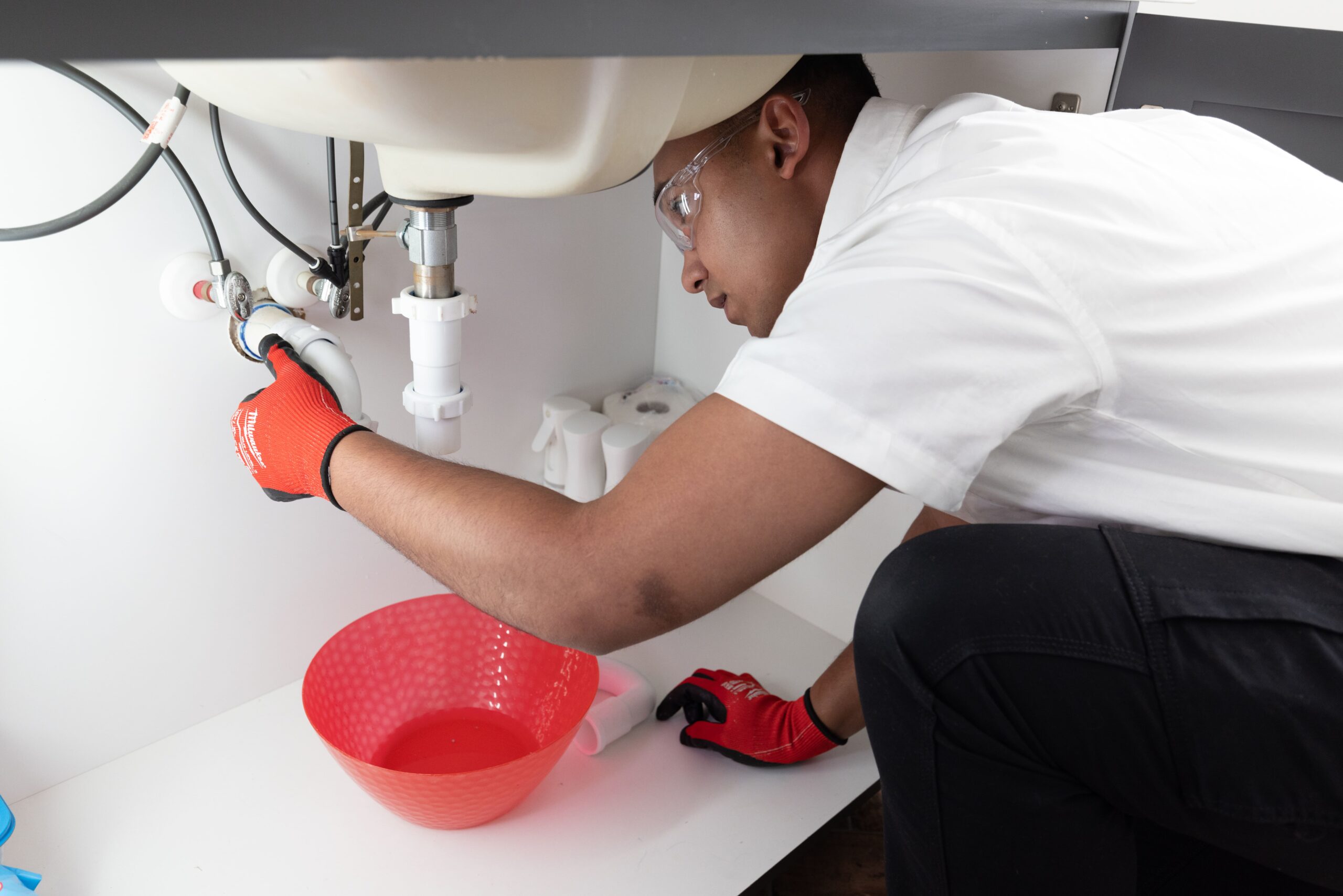 أسباب انسداد المجاري في الحمام وكيفية الوقاية منها